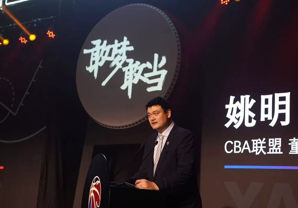 下半场易边再战，第48分钟，弗洛伦齐左路下底传到门前丘库埃泽头球顶高了。